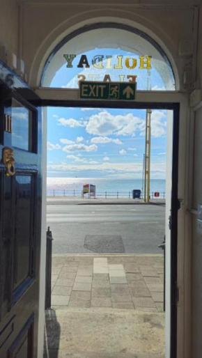 Spacious Seafront Apartment, Beach & Sea Views, Parking